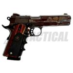 Sumérgete en la elegancia cinematográfica con el alquiler de la Colt 1911 Custom Cromo, un arma que combina sofisticación con un toque de distinción. Esta elección única añade un elemento distintivo a tus producciones, destacando por su diseño cromado brillante y su capacidad para adaptarse a diversas escenas de acción. La Colt 1911 Custom Cromo se distingue por su estética refinada y detalles cuidadosamente elaborados, convirtiéndola en un accesorio visualmente impactante en cualquier escenario de rodaje. Al alquilar esta arma, no solo garantizas una apariencia llamativa, sino que también aseguras un rendimiento excepcional, cumpliendo con las exigencias de cualquier secuencia intensa. Elige la Colt 1911 Custom Cromo para dotar a tus personajes de una presencia única. Ya sea en manos de héroes o villanos, esta arma añade un toque de elegancia y autenticidad a tus personajes. Más allá de su apariencia impresionante, la 1911 Custom Cromo ofrece confiabilidad y precisión en cada toma. Alquiler de arma Colt 1911 Custom cromo